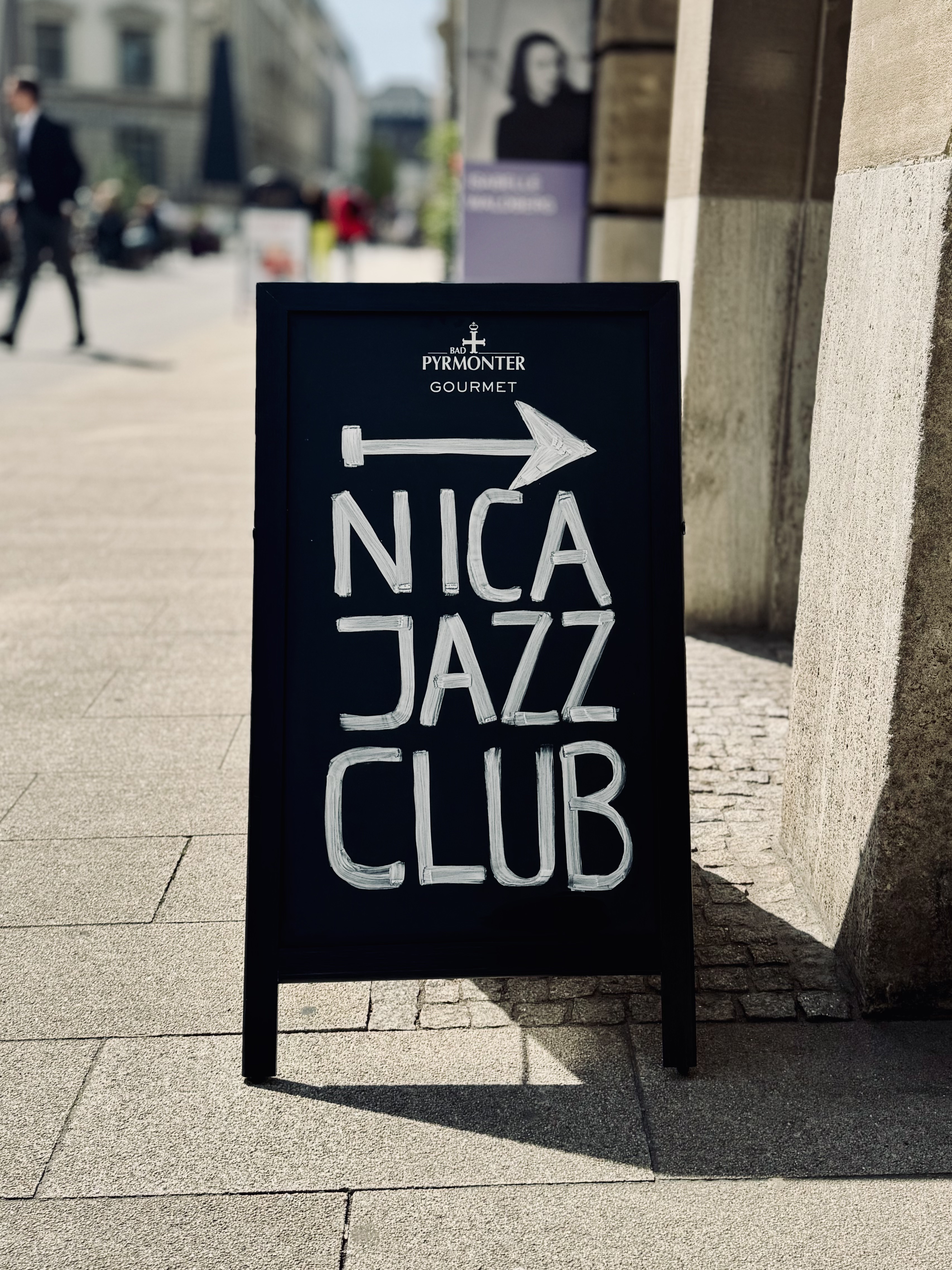 Tafel, die mit Kreide beschrieben wurde. Auf ihr steht: NICA JAZZ CLUB