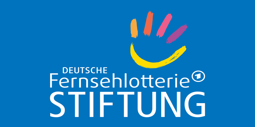 Logo der Deutschen Fernsehlotterie Stiftung auf blauem Hintergrund. Zu sehen sind der weiße Schriftzug ‚Deutsche Fernsehlotterie Stiftung‘ und darüber ein farbiges, stilisiertes Lächeln mit mehreren bunten Strichen.