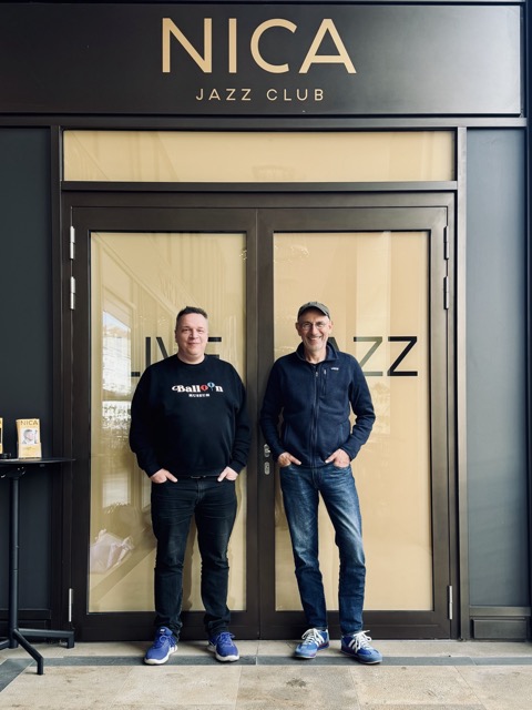 Ulrich Fricke und Gunar Schröer vor der Tür des NICA Jazz Clubs