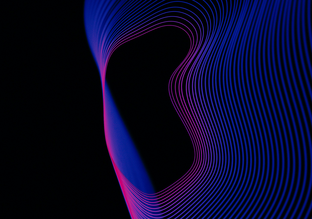 Abstraktes Linienmuster in Blau- und Magentatönen auf dunklem Hintergrund. Die gebogenen Linien verlaufen parallel und formen eine organisch wirkende, fließende Struktur.