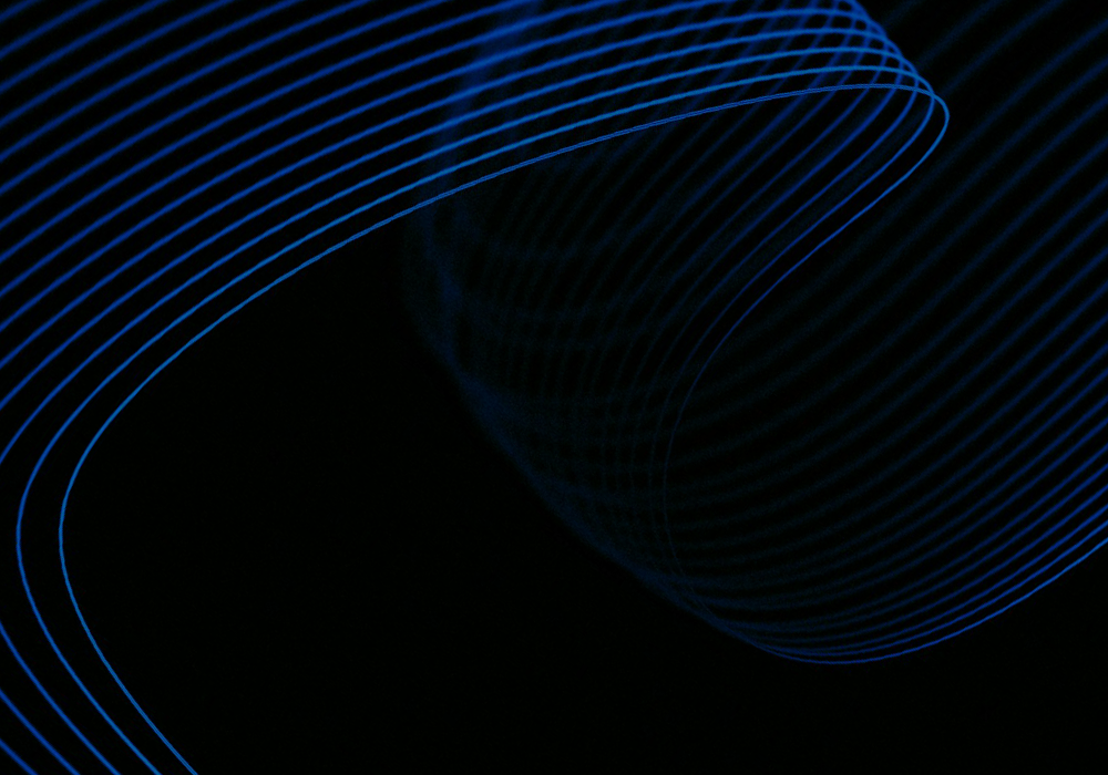 Feines Liniengeflecht in Blautönen auf schwarzem Hintergrund. Die Linien verlaufen geschwungen und erzeugen eine harmonische, wellenförmige Bewegung.