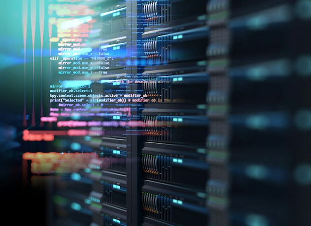 Serverracks mit eingeblendeten Codezeilen und farbigen Lichtreflexionen.