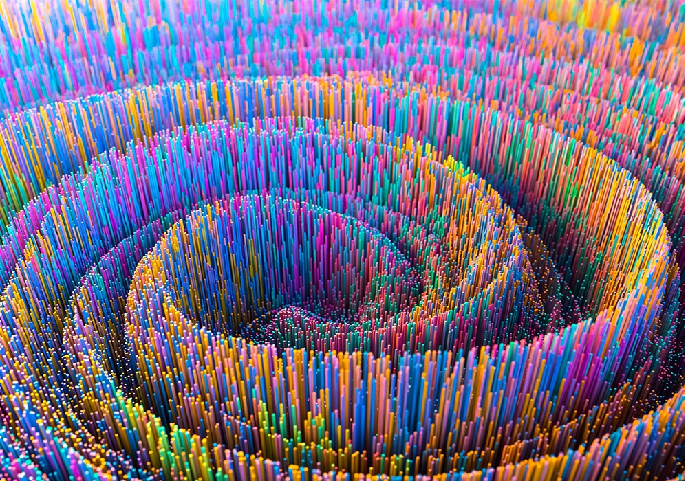 Spiralförmig angelegte Struktur aus fein abgestuften, vertikalen Farbstäben in leuchtenden Regenbogenfarben