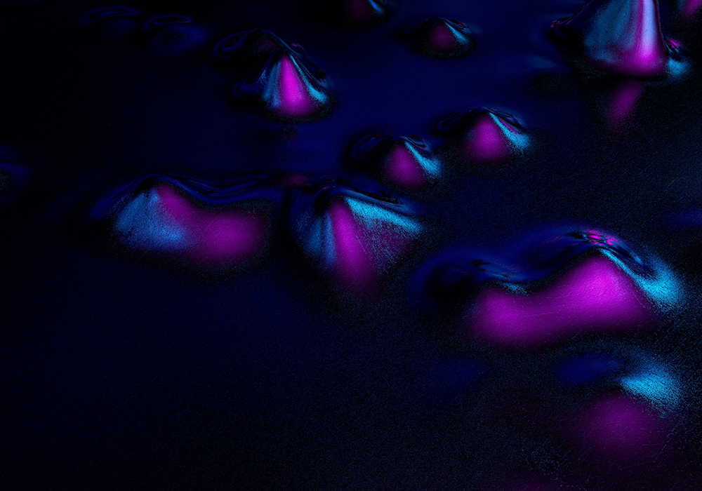 Abstrakte Oberfläche mit unregelmäßigen Erhebungen in metallisch glänzenden Blau- und Magentatönen. Die Formen wirken flüssig und reflektieren