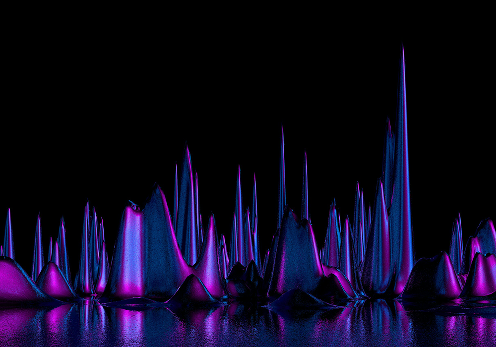 Spitzer, bergähnlicher Formverlauf aus metallisch schimmernden Strukturen in Blau und Magenta auf schwarzem Hintergrund. Die Elemente spiegeln sich auf einer glatten Oberfläche.